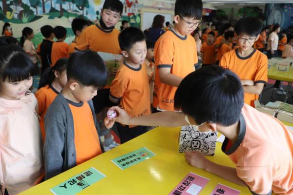 預備把球拋進「負責任行為」的箱子內