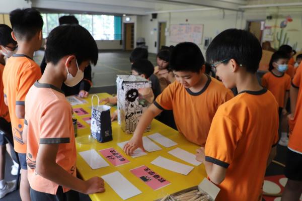 揀選負責任行為，並把球投進相應的兜子內