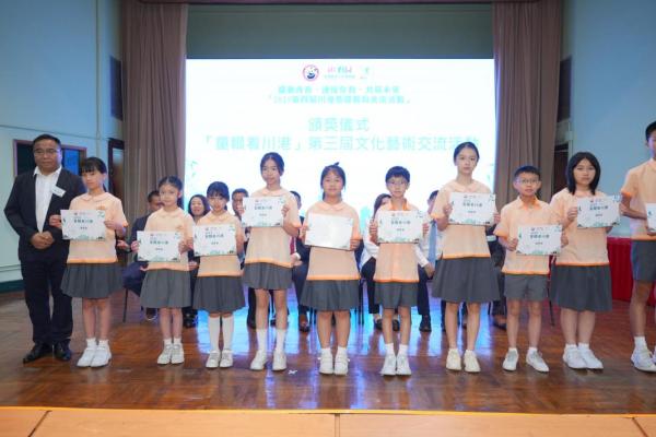 黎沛柔同學領獎