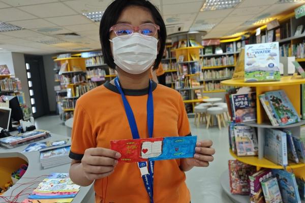 同學們收到書籤很開心1