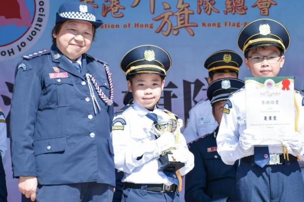 4C 錢澤佑（左）及6A 王宇澤（右） 代表學校領獎