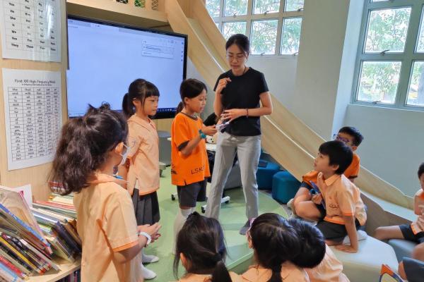 3年級同學投入參與于老師閱讀分享