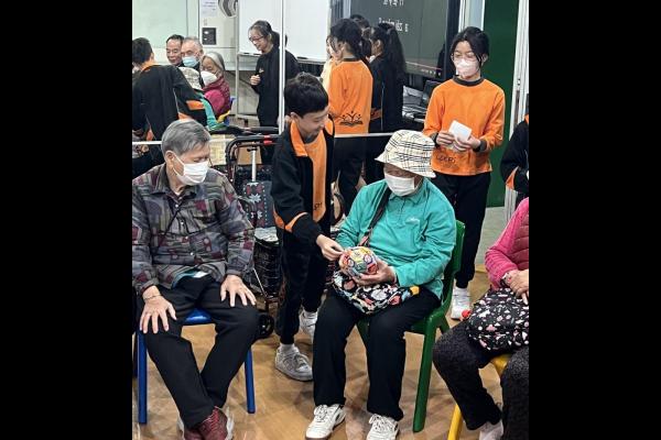 引導婆婆如何進行遊戲