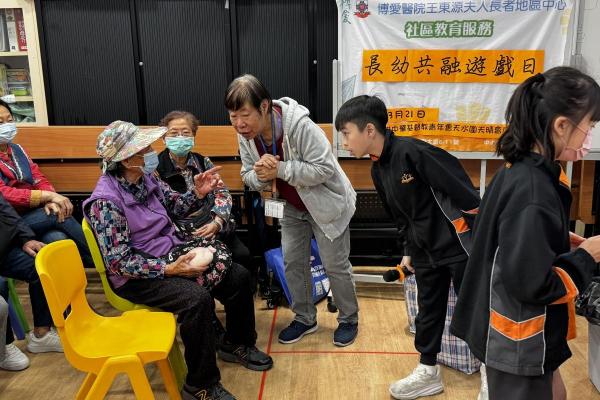 仔細聆聽長者分享的話