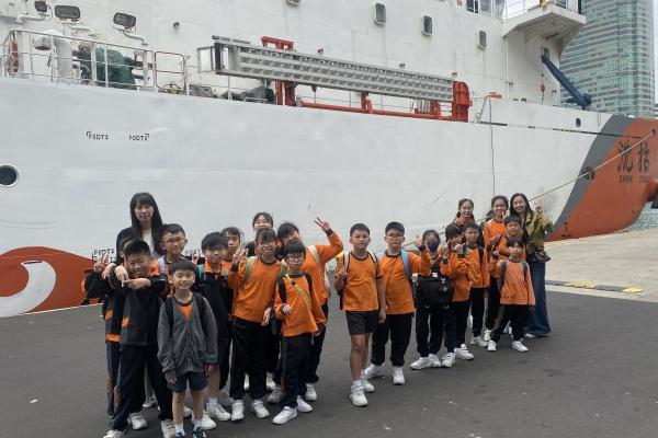 沈括號科研船前留影