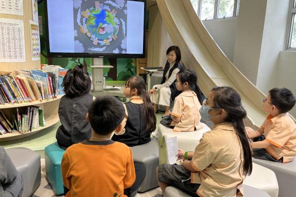 P.3 students listened to Ms. Ng_s story telling.