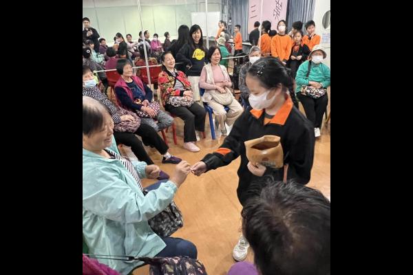 派發小禮物給長者