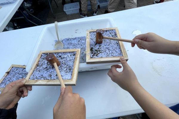 利用大熊貓糞便製造再造紙製造