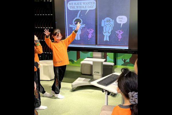 配以生動動作講故事，非常投入