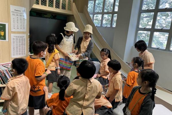 6A鄧曉晴同學及媽媽親子檔，為小一同學講故事