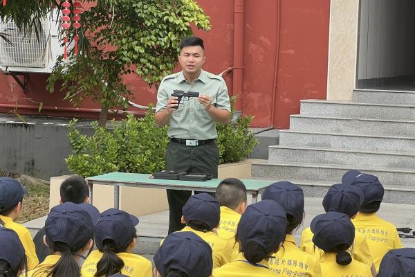 教官講解手槍歷史