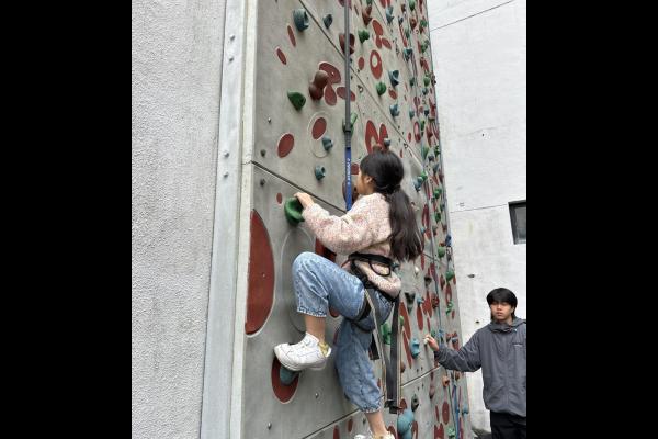 勇於嘗試 — 攀石