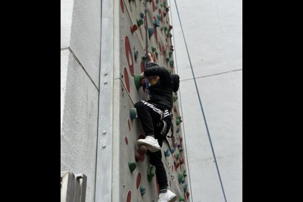 不輕言放棄 — 攀石