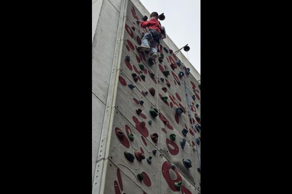 成功登頂 — 攀石