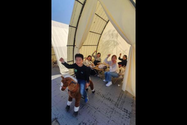 騎著馬的牛仔和老師