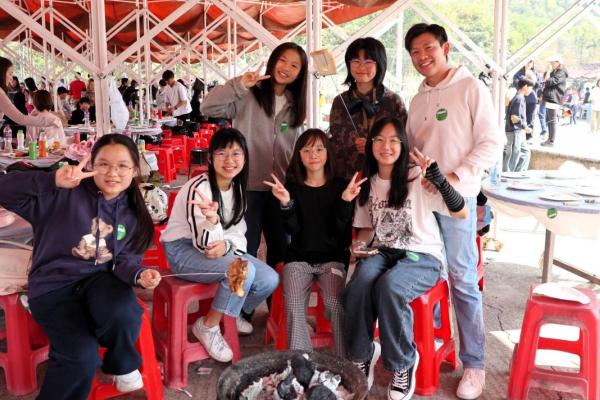 與畢業校友開心共聚