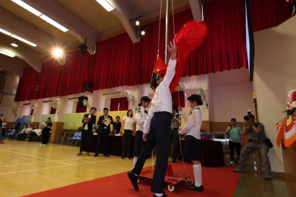 「明日領袖」同學參與升旗比賽中