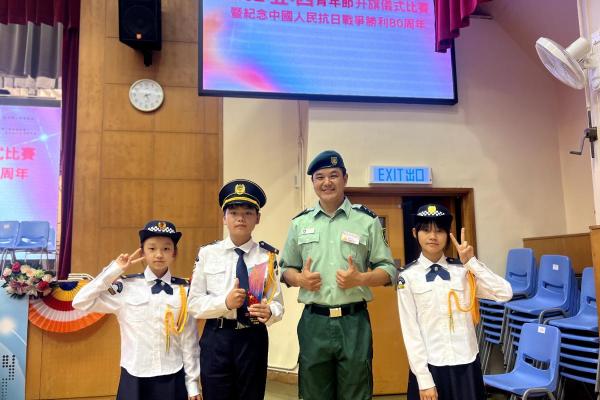 三位獲獎隊員與曾任天安門升旗儀式旗手及駐港部隊旗手的教官合影留念