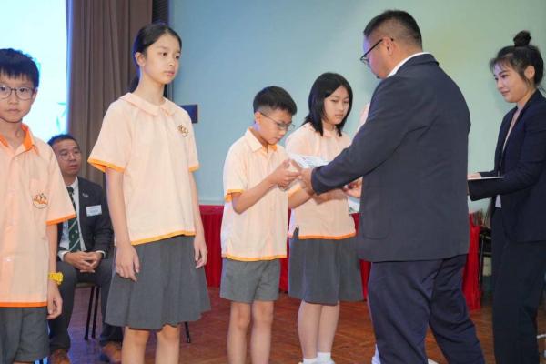 蘇進研同學領獎